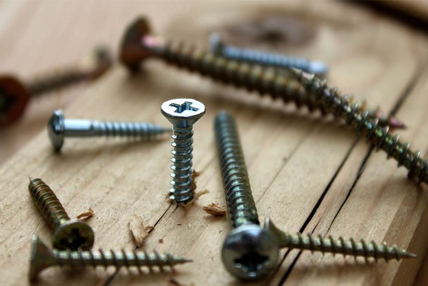 How are screws made?